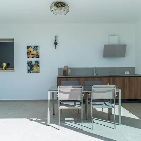 Infinity With Pool By Wonderful Italy *